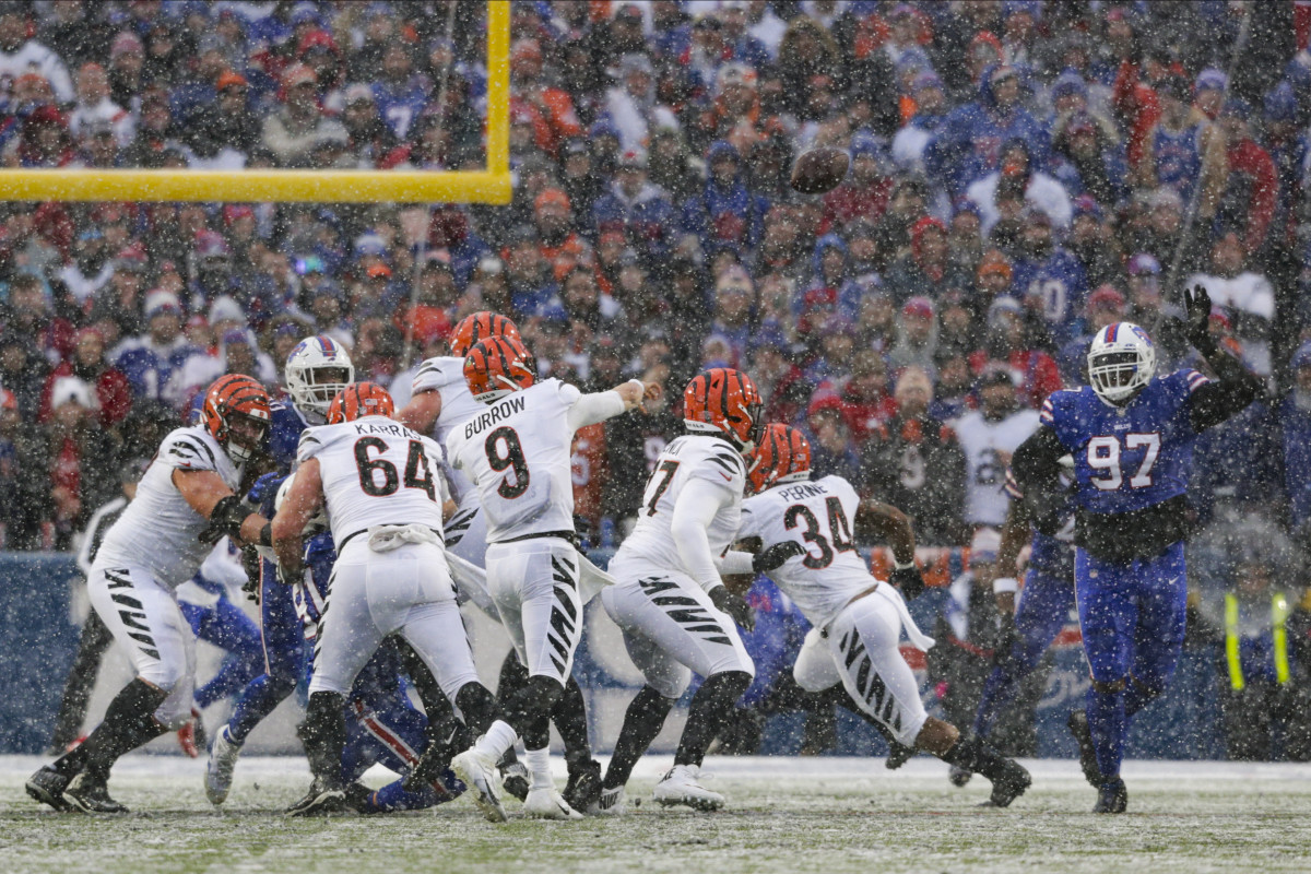 Joe Burrow throws a touchdown pass in the first quarter of a win over the Bills